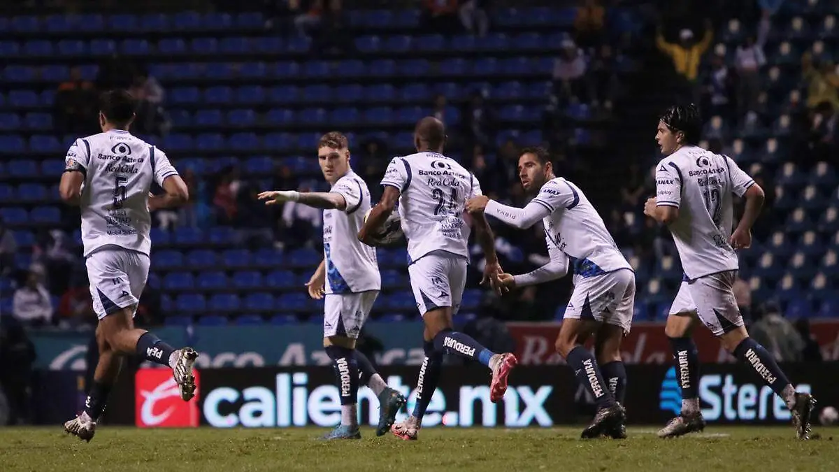 Club Puebla en partido en el estadio cuauhtémoc